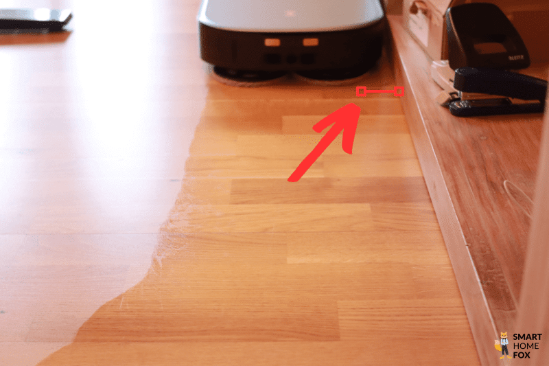 Die ungewischte Wischfläche entlang der Leisten beim DEEBOT X2 OMNI ist zu sehen.